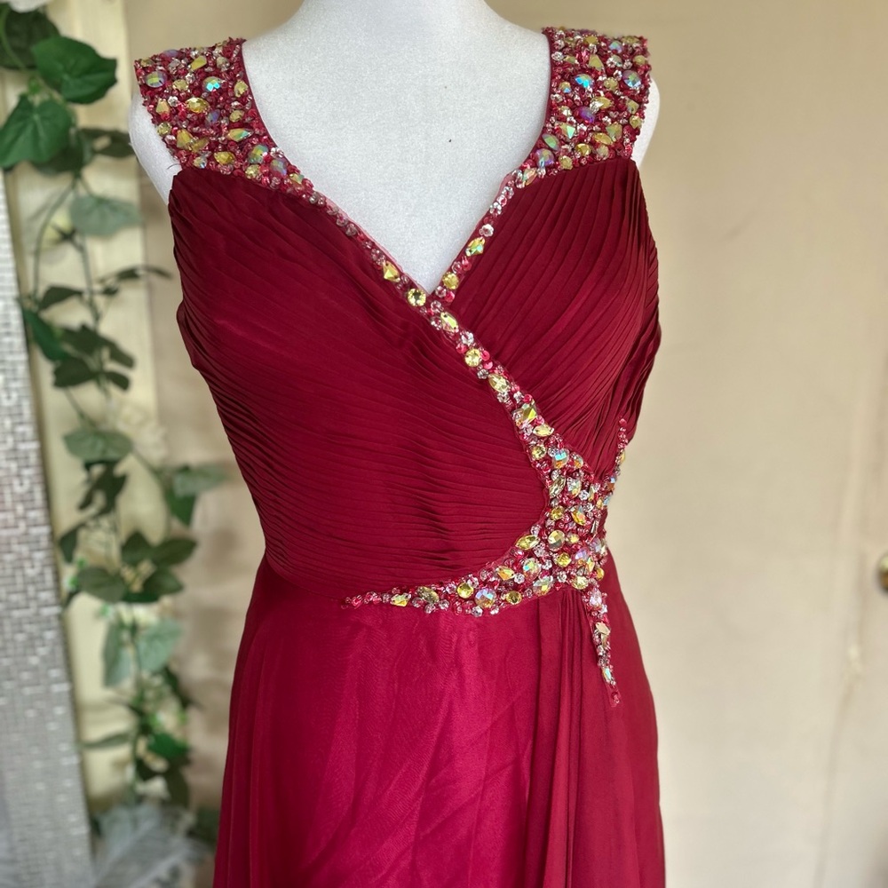 Elegant Red Sleeveless Dress - Picture 5 of 13